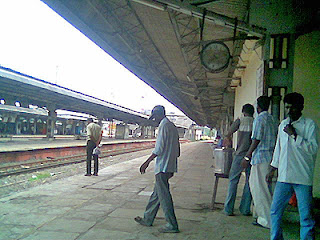 Fort MRTS station - note non-working clock at right, rear