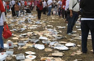  Sampah Kotak Makan Berserakan di Syukuran Nasional Jokowi 