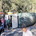 शिमला के बाईपास रोड पर बीच सड़क पर पलटा सामान से लदा ट्रक