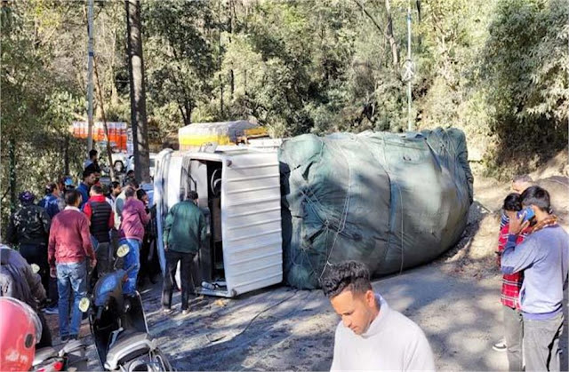 truck-overturned-on-the-road