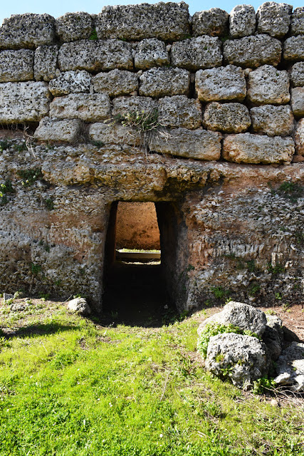 Passaggio segreto nelle mura messapiche per andare nel fossato