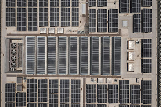 Empresas beneficiándose de subvenciones para la instalación de placas solares en 2024