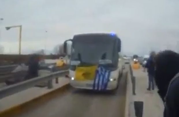 ντοκουμέντο που δεν έδειξε κανένα κανάλι: Εξαγριωμένοι πολίτες «σπάνε» το μπλόκο και ξεχύνεται λαοθάλασσα Ι.Χ. και λεωφορείων για την Μακεδονία μας