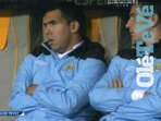 Carlos Tevez hace gestos en banca de suplentes