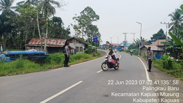 Personil Polsek Kapuas Murung Laksanakan Hanjewu Kota Air dengan Patroli di Sejumlah Pertigaan