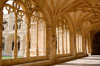 foto dos corredores do claustro mostrando o excesso de nervuras e arcos