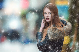 Model mit Wintermode im Schnee