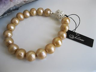 Classical-Pearls-Jewelry-Wallpapers