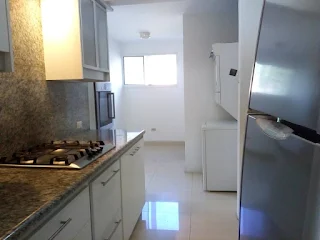 Apartamento en la Boyera, , actualizado   3H+ Servicio  2B+ Servicio  1 E ( descubierto) Tanque de Agua Aire Acondicionado en el cuarto principal y Sala- Comedor El edificio tiene salón de Fiestas, parrillera, Cancha de Basquet, y pimpong. Cocina y Baños actualizados  Se aspira 400 mas gastos de  condominio a cargo del inquilino Para la venta : 70.000 $