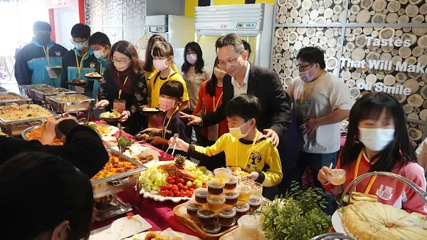 ▲唯賀國際餐飲集團深耕地方推動公益不遺餘力，舉辦「益童把愛傳出去」NU PASTA品牌公益餐會動，讓孩子度過一段難以忘懷的歡樂時光。（記者林明佑攝）