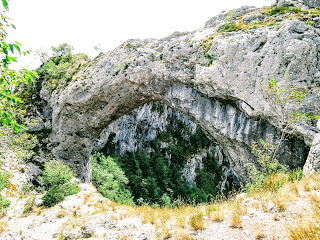 L'arco naturale del Forato dalla base