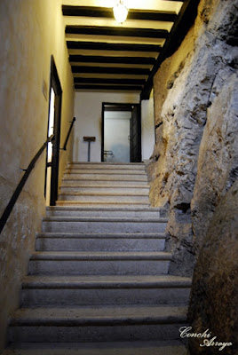 Escaleras de acceso a otro nivel en la gruta en el lado derecho aún se sigue viendo la roca de la gruta en la que está incrustado el edificio.