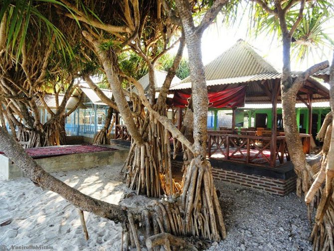 Warung Makan Zahira dipantai Empu Rancak