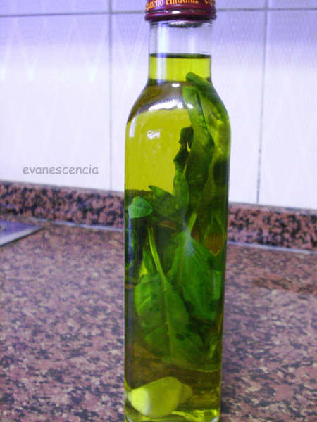 botella de aceite aromatizada