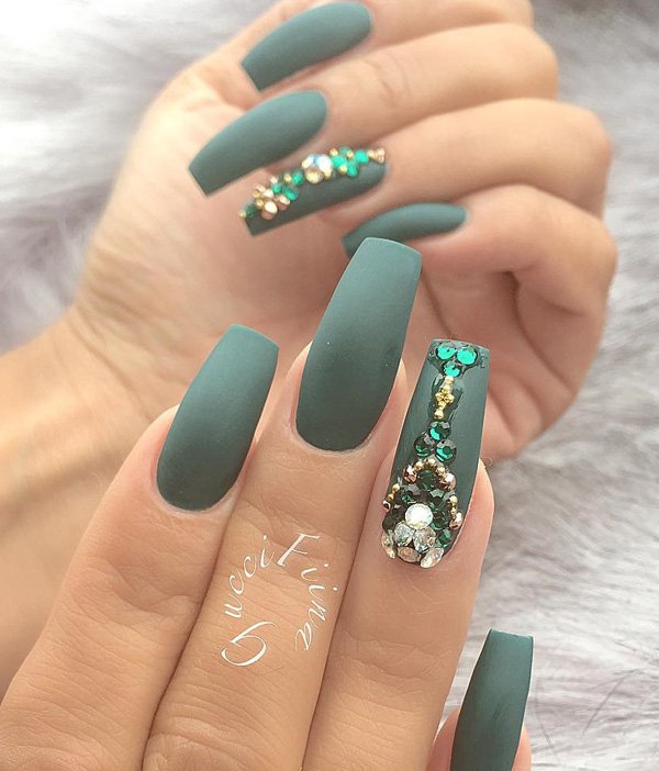 101 Fun Christmas Nail Art Ideas To Try In 2023 - Jolly Festive