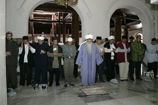 Ziarah Makam Sunan Ampel Bersama Mawlana Syekh Hisyam Kabbani