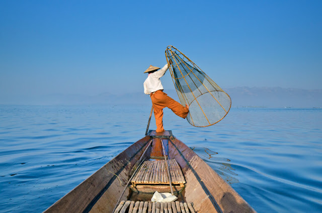 Đến với Inle bạn chắc chắn sẽ ấn tượng với hình ảnh về kiểu đánh cá truyền thống đặc biệt của ngư dân trên hồ Inle: Chèo thuyền một chân, đứng ở cuối mũi thuyền, giữ thăng bằng và chụp lưới.    Để có được kỹ năng này, các ngư dân hồ Inle đã phải luyện kỹ thuật cân bằng, nhanh nhẹn và sức mạnh. Đây là một cách chèo thuyền đánh cá rất độc đáo dù ngày nay hầu như không còn ngư dân đánh cá theo cách này. Theo dòng xoáy du lịch, nhiều ngư dân đã bỏ nghề và chuyển qua tạo dáng “làm xiếc” cho du khách chụp ảnh để kiếm tiền.