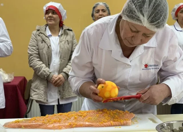 120 manipuladoras de alimentos de Los Lagos se capacitan en preparación de salmón