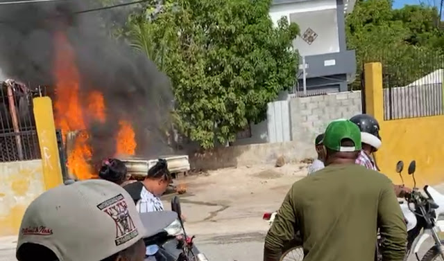 Hombre resulta con quemaduras al incendiarse camión que soldaba en Barahona