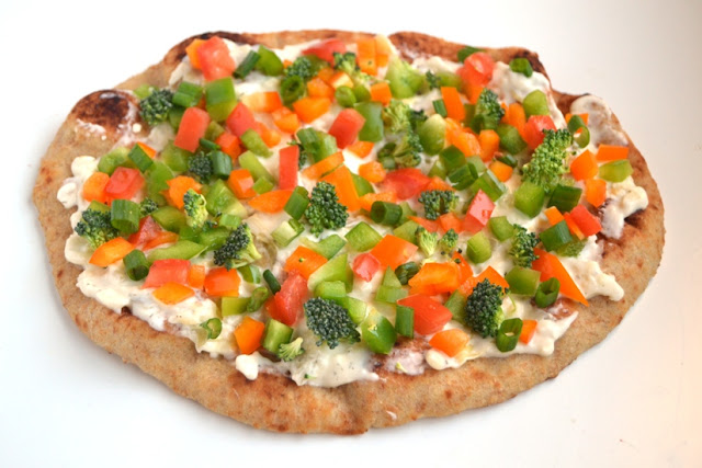 This Veggie Artichoke Flatbread makes the perfect appetizer with tons of flavor, nutritious vegetables and a creamy jalapeno artichoke sauce! www.nutritionistreviews.com