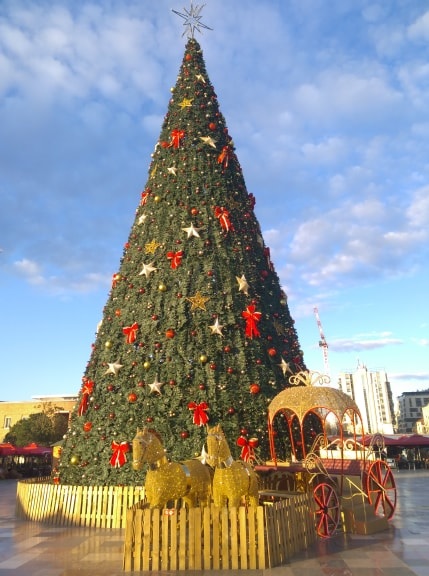 Strong Winds in Tirana, Christmas Tree down and many damages