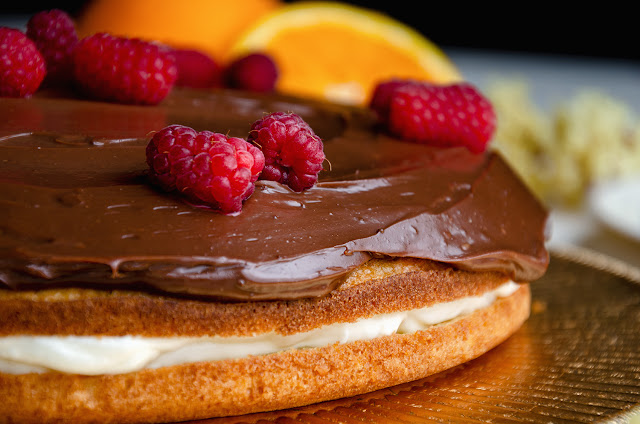 Bolo de Laranja com Queijo Creme de Laranja e Cobertura de Brigadeiro