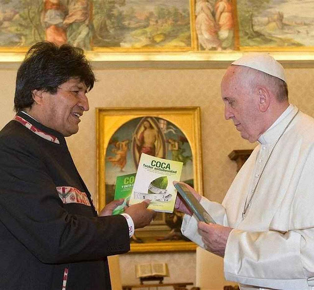 O Papa Francisco I recebe do presidente boliviano Evo Morales livros com apologia da coca.