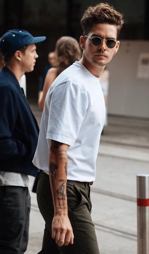 Look Masculino Camiseta por dentro da Calça tendencias masculinas primavera verão 2019