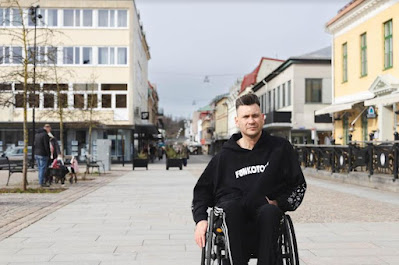 Anders Westgerds i rullstol på torget med Kungsgatan i bakgrunden.