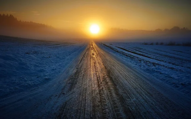 Papel de parede grátis Amanhecer na Estrada com Neve para PC, Notebook, iPhone, Android e Tablet.