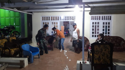 Kesigapan Babinsa 1316-04/Botumoito Bantu Evakuasi Warga Terdampak Banjir 