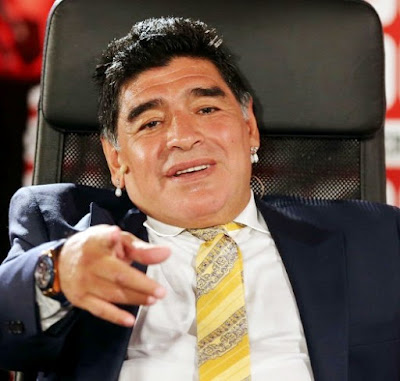 Foto de Diego Maradona sentado