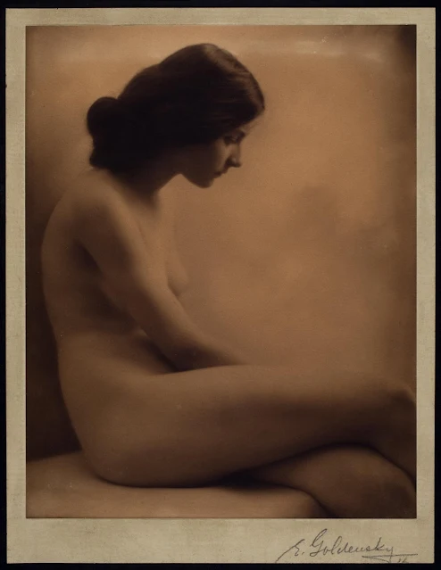 Elias Goldensky, Seated body woman
