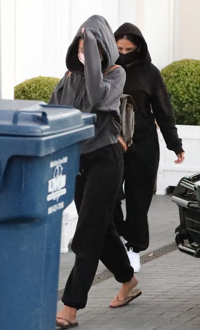 Sofia Richie Picks Up Food at Nobu in Malibu 1 Aug -2020