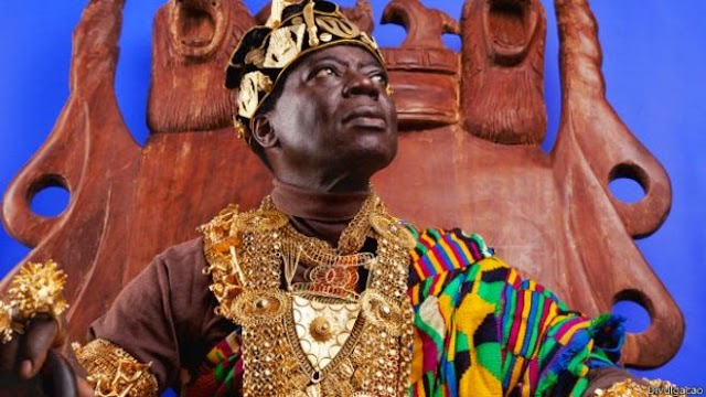 El rey africano que gobierna desde Alemania por Skype