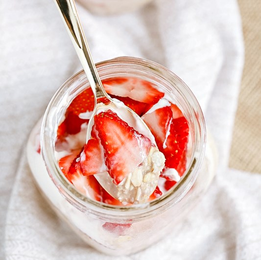 Strawberries and Cream Overnight Oats #healthydiet #breakfast