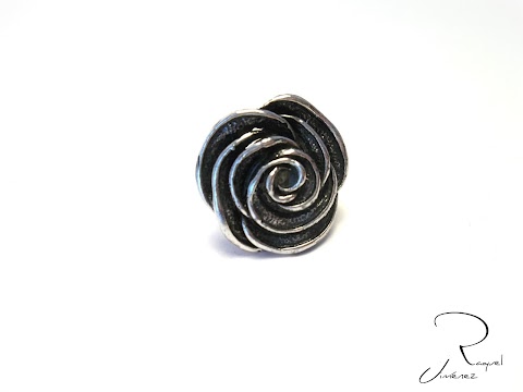 ANILLO CON ROSA PLATEADA Y NEGRA