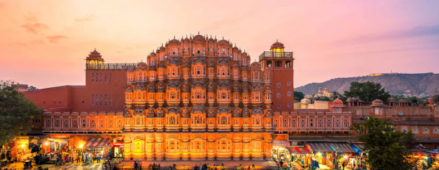 Mặt chính cung điện gió Hawa Mahal