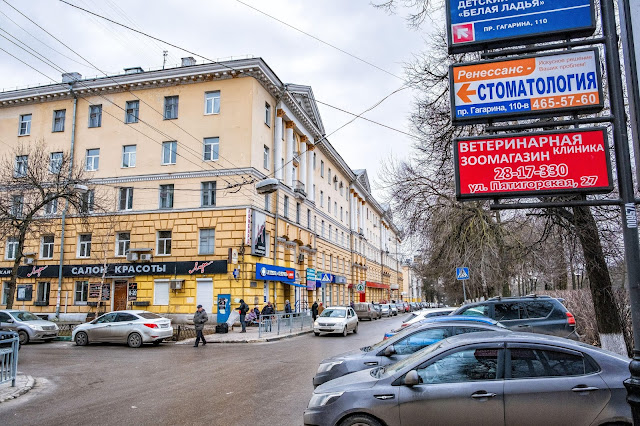 Прохожие вдоль проспекта Гагарина