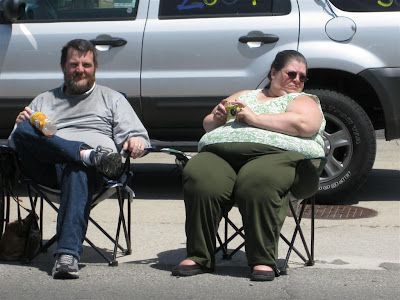 lawn chair about to break, fat woman