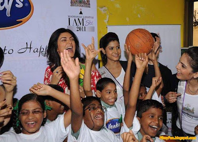 Sushmita_Sen_with_little_kids_FilmyFun.blogspot.com