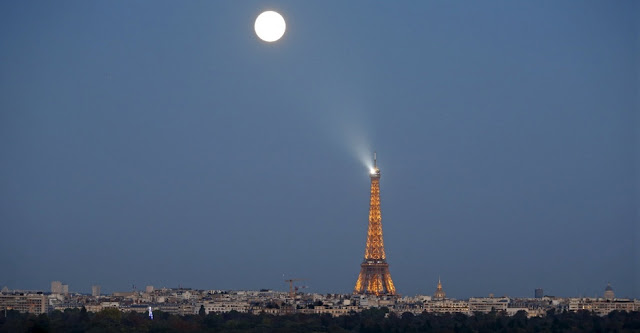 Eclipse -Super Lua - Paris- França - Charles Platiau