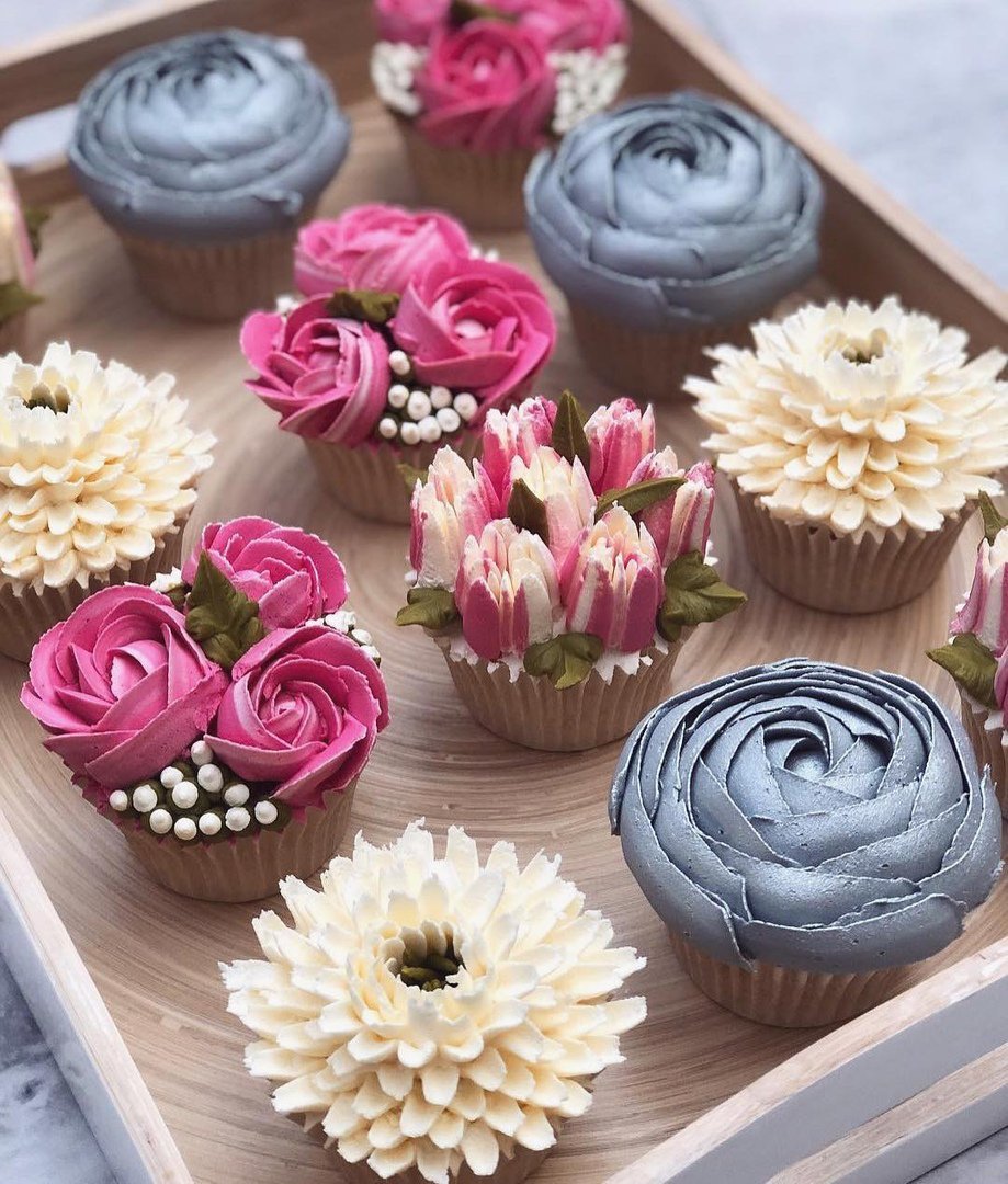 how to pipe flowers on cupcakes