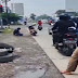 Viral Pemotor Sholat di Pinggir Jalan saat Lampu Merah, Netizen Malah Heran
