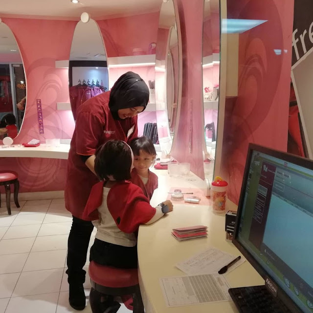 DHIA BERSOLEK DAN MANICURE DI KURLZ BEAUTY SALON KIDZANIA KUALA LUMPUR