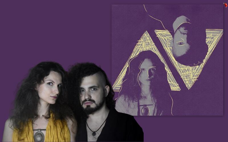 Atualmente trabalhando em seu disco de estreia, Os Alacantos recomeça sua jornada olhando para o início em um single que traz amor, magia e espiritualidade em forma de MPB e folk. “Feitiço de Áquila” foi a primeira composição do duo e fala sobre o momento de descoberta e arrebatamento da paixão e da luta para concretizá-la apesar das dificuldades impostas pelas circunstâncias da vida.