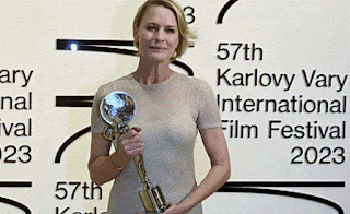 l’actrice Robin Wright tenant le « Prix du Président » au 57e Festival international du Film de Karlovy Vary