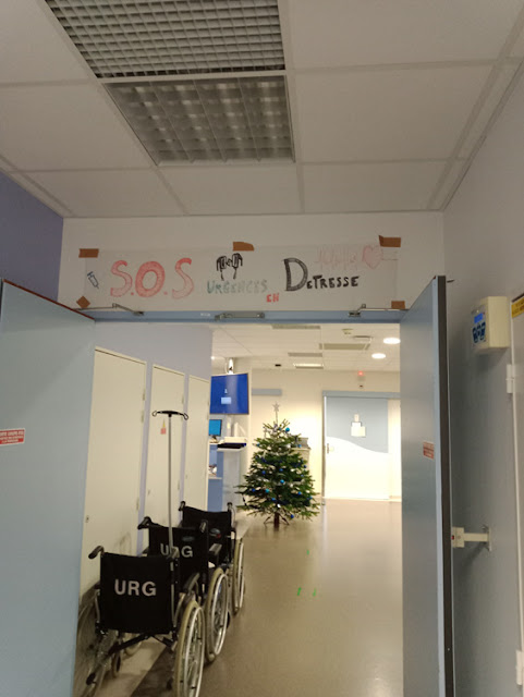Protest banner in Accident and Emergency unit, Amboise Hospital, France. Photo by Loire Valley Time Travel.