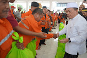 Gubernur Al Haris Berikan Bantuan Sembako Bagi Petugas Kebersihan Kota Jambi.