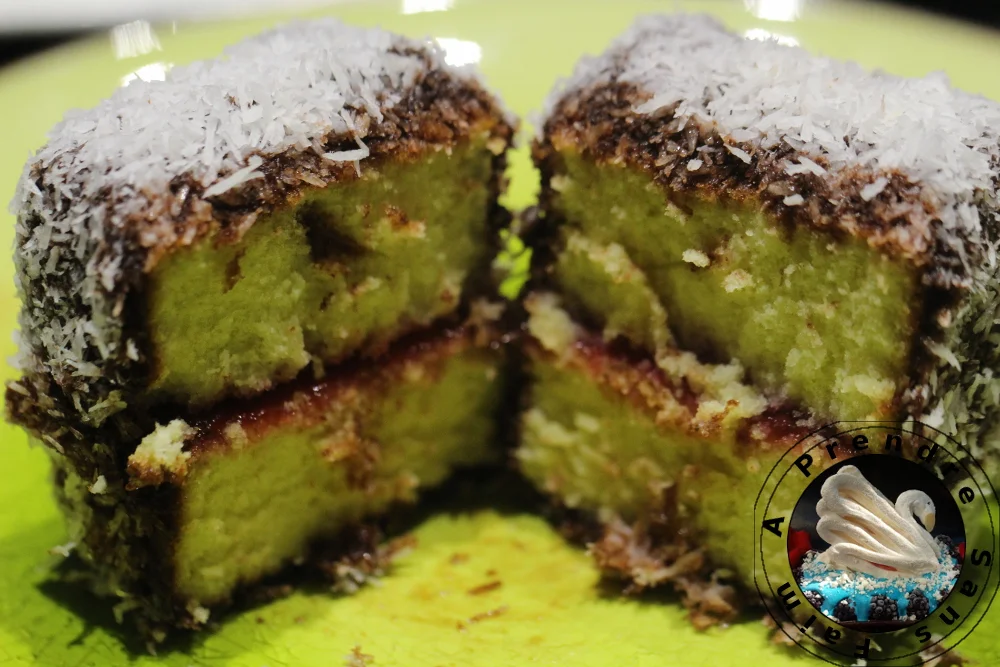 Gâteau aux framboises enrobé de chocolat et de noix de coco